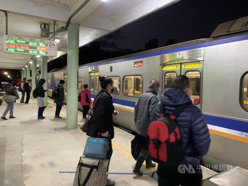 台鐵瑞芳－猴硐路段西正線搶通後首班車為區間車4103 次，清晨4時45分從宜蘭發車、終點站北湖，清晨5時58 分抵達瑞芳站。中央社記者沈佩瑤攝 110年2月3日