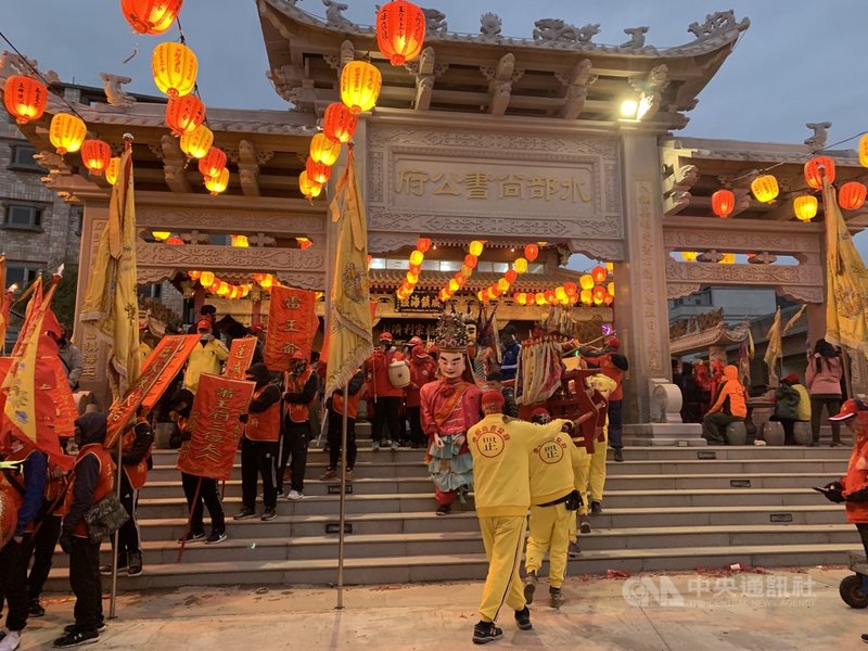 因應武漢肺炎疫情,馬祖重要元宵節慶典「擺暝」官方觀光活動取消,並將勸導民間廟宇酬神活動範圍縮減與取消「食福」等儀式。圖為109年擺暝活動情形。中央社記者邱筠攝 110年2月3日