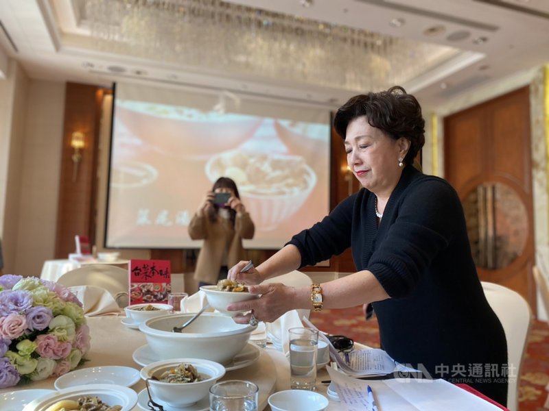 有不少人認為菜尾湯是將辦桌的剩菜當食材做成的料理,但有台菜教母之稱的美食家黃婉玲(右)表示,這是錯誤觀念,菜尾湯其實也是辦桌中的一項大菜,而且是要用來請街坊鄰居以及來幫忙辦桌的「水腳」們。中央社記者余曉涵攝 110年2月3日