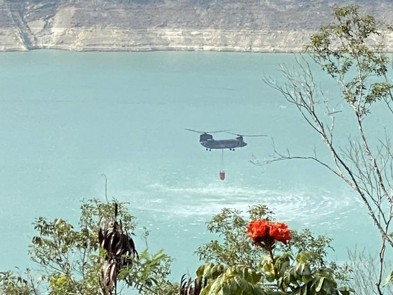 陸軍航空特戰指揮部3日自台南歸仁基地派遣一架CH-47直升機,前往嘉義縣竹崎鄉的森林火災現場支援空中灑水滅火任務,期間往返任務區及曾文水庫汲水,共計投放8趟次。(航特部提供)中央社記者陳韻聿傳真 110年2月3日