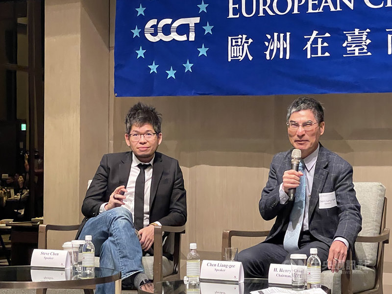 歐洲在台商務協會3日邀請前科技部長陳良基(右)與YouTube及度雷克投資共同創辦人陳士駿(左)對談,討論台灣在數位時代的定位與前景。中央社記者吳家豪攝 110年2月3日