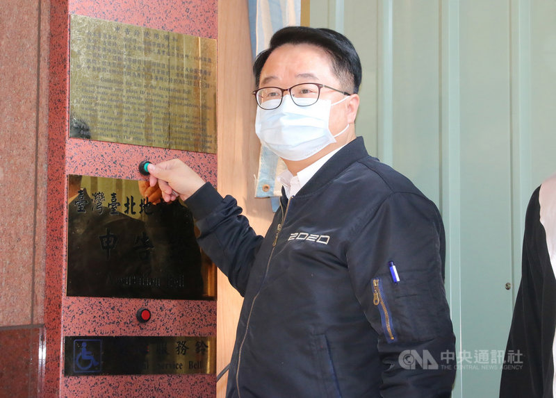 不滿被網友惡意指稱干涉指揮中心對疫苗採購決策,還指他可抽3億美元回扣,民進黨籍立委吳秉叡(圖)3日赴台北地檢署對10名網友按鈴提告。中央社記者蕭博文攝 110年2月3日