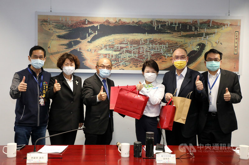 台灣工具機暨零組件工業同業公會、台灣手工具工業同業公會3日率團至台中市政府拜訪市長盧秀燕(右3),關心台中國際會展中心興建進度。中央社記者郝雪卿攝 110年2月3日