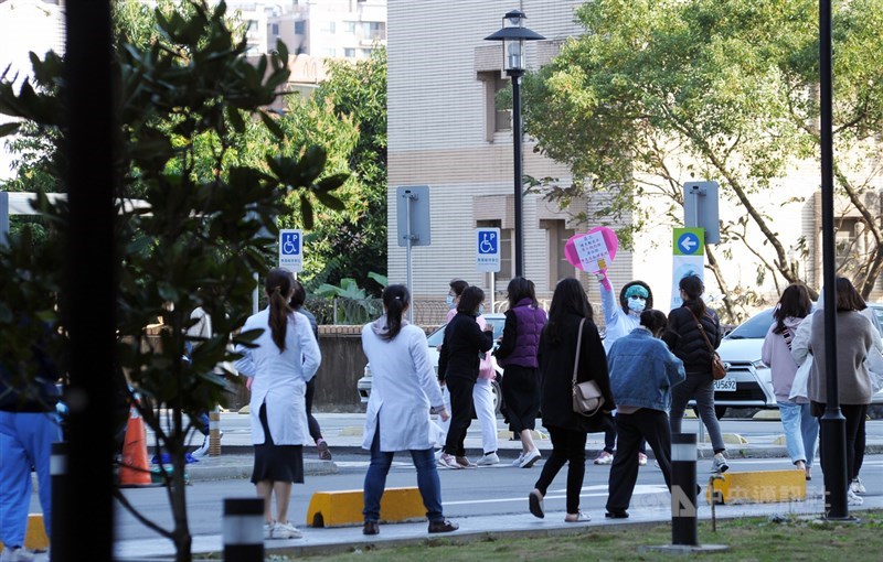 衛福部桃園醫院群聚感染事件至今近3週，院方3日啟動清零計畫，將對全院醫護及外包人員做核酸檢測。圖為人員依序排隊等候採檢。中央社記者施宗暉攝 110年2月3日