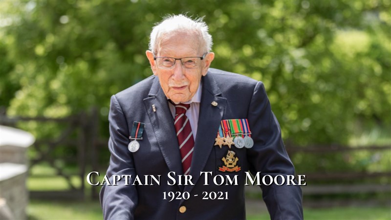 高齡100歲的英國二戰老兵摩爾(圖)2020年在自家花園繞行100圈,為醫護人員募得超過3000萬英鎊(約新台幣11億5000萬元)。他在確診武漢肺炎後於1月31日入院,2日不幸病逝。(圖取自twitter.com/captaintommoore)