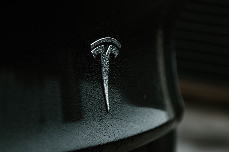 電動車大廠特斯拉(Tesla)新車款設計傳曝光,外媒報導特斯拉規劃採用UWB技術,可讓iPhone變身「數位鑰匙」,車主不用掏出iPhone就可無線開鎖,使用上比既有App軟體更具安全性。(圖取自Unsplash圖庫)
