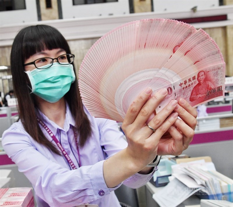 農曆金牛年將至,台灣銀行3日開放民眾換新鈔,行員上午清點鈔票供民眾兌換。中央社記者鄭清元攝 110年2月3日