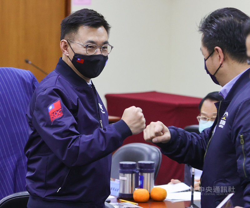 國民黨主席江啟臣(左)3日出席中常會,會前向現場的常委們致意。中央社記者謝佳璋攝 110年2月3日