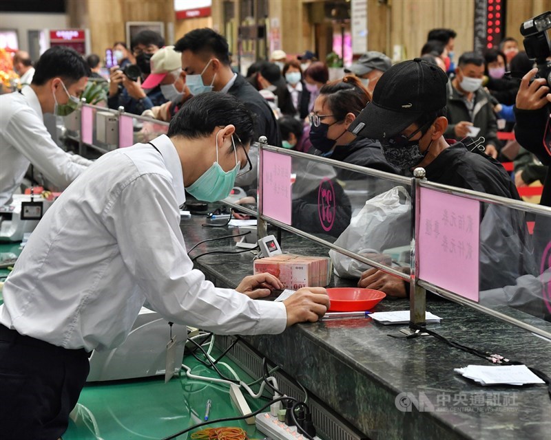 農曆金牛年將至,即日起開放換新鈔,因應疫情,民眾3日上午戴口罩到台灣銀行領新鈔。中央社記者鄭清元攝 110年2月3日
