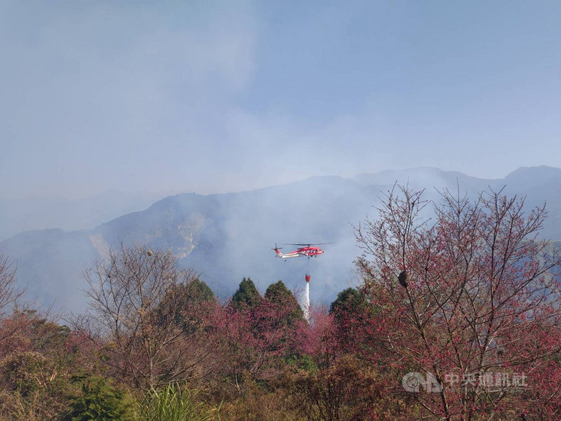 嘉義阿里山區林班地1月31日發生火災,延燒5天,空中勤務總隊派遣黑鷹直升機18架次,吊掛水袋空中灑水協助滅火。(嘉義林管處提供)中央社記者蔡智明傳真 110年2月4日