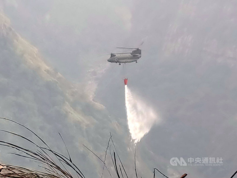 嘉義阿里山區林班地1月31日發生火災,延燒5天,陸軍航空特戰指揮部出動8架次CH-47直升機,吊掛水袋空中灑水協助滅火。(嘉義林管處提供)中央社記者蔡智明傳真 110年2月4日