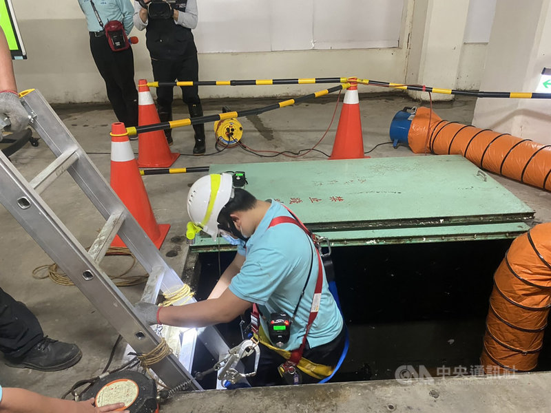 勞動部職業安全衛生署4日與台北市政府合作辦理局限空間防災演練觀摩會,透過作業前檢點、入槽作業及緊急搶救演練3部分,進行現場實際模擬演練及解說,盼提升局限空間作業的風險意識及安全衛生管理知能。中央社記者吳欣紜攝 110年2月4日