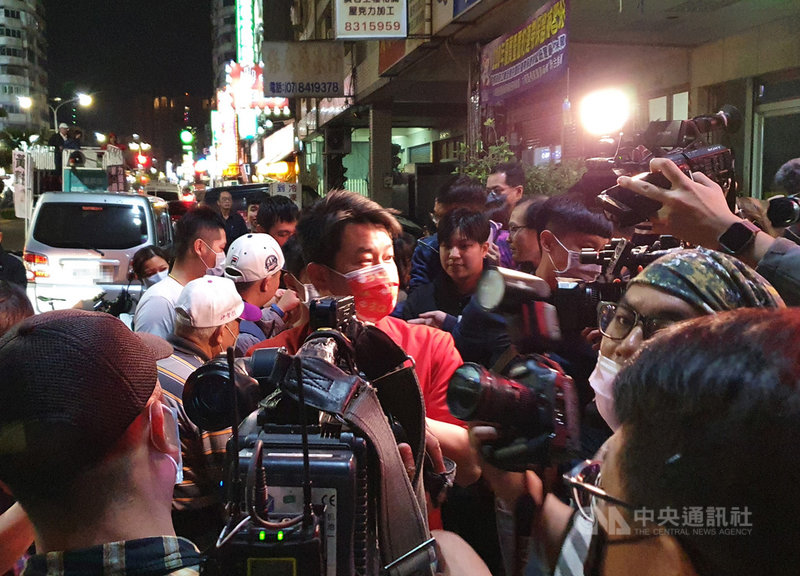 無黨籍高雄市議員黃捷罷免案6日即將投票,台灣基進立委陳柏惟(後中紅衣者)4日晚間南下助陣黃捷宣傳反罷免,陳柏惟現身後受到大批媒體、民眾關注。中央社記者洪學廣攝 110年2月4日