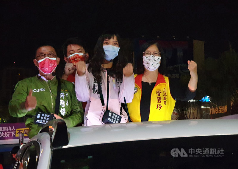 距離罷免案投票倒數2天,無黨籍高雄市議員黃捷(右2)4日晚間與民進黨籍立委許智傑(左)、管碧玲(右)及台灣基進立委陳柏惟(左2)合體展開車隊掃街,呼籲民眾投下反對罷免票。中央社記者洪學廣攝 110年2月4日