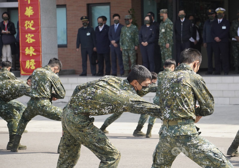 總統蔡英文4日南下高雄陸軍第8軍團裝甲564旅視導,圖為564旅聯兵一營操演擒拿術。中央社記者董俊志攝 110年2月4日
