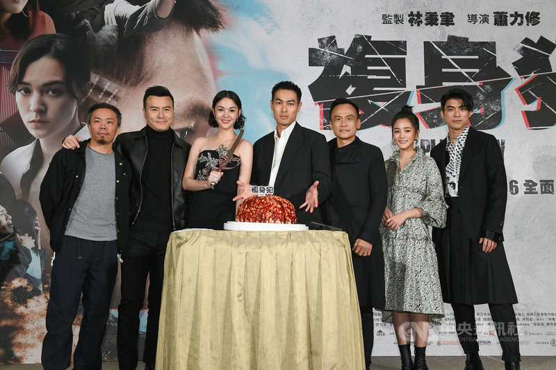 電影「複身犯」3日舉辦記者會,導演蕭力修(左起)演員李銘忠、張榕容、楊祐寧、陳以文、王淨、林哲熹出席分享拍攝花絮,電影公司特別準備大腦造型蛋糕,為演員們「補腦」。(牽猴子整合行銷提供)中央社記者王心妤傳真 110年2月4日