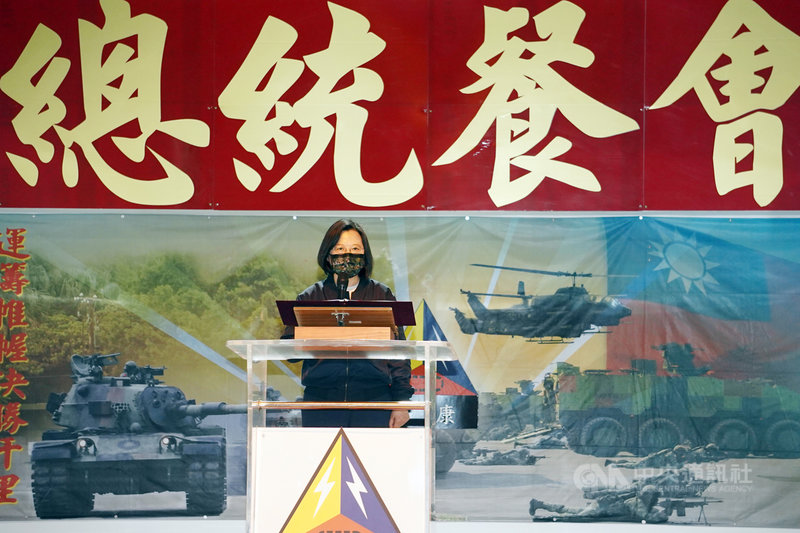 總統蔡英文(圖)4日南下高市陸軍第8軍團裝甲564旅視導戰備部隊任務訓練操演,蔡總統致詞表示,下個星期就是農曆過年,要代表國人感謝各位官兵守護家園的付出。中央社記者董俊志攝 110年2月4日