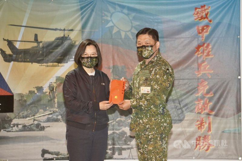 總統蔡英文(左)4日中午南下高雄市阿蓮區裝甲564旅視導戰備部隊任務訓練操演,慰勉國軍官兵並頒發加菜金,由564旅旅長周成境少將(右)代表接受。中央社記者董俊志攝 110年2月4日