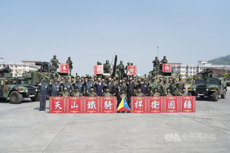 農曆春節將至,總統蔡英文(2排左8)4日中午南下高雄市阿蓮區裝甲564旅視導戰備部隊任務訓練操演,慰勉國軍官兵並合影留念。中央社記者董俊志攝 110年2月4日