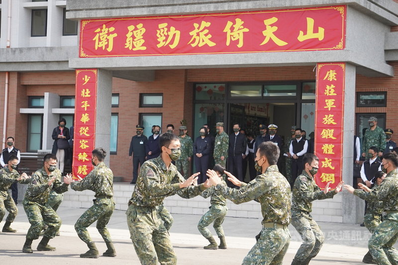 總統蔡英文4日南下高雄陸軍第8軍團裝甲564旅視導戰備部隊任務訓練操演,並頒發加菜金。圖為564旅聯兵一營操演擒拿術。中央社記者董俊志攝 110年2月4日