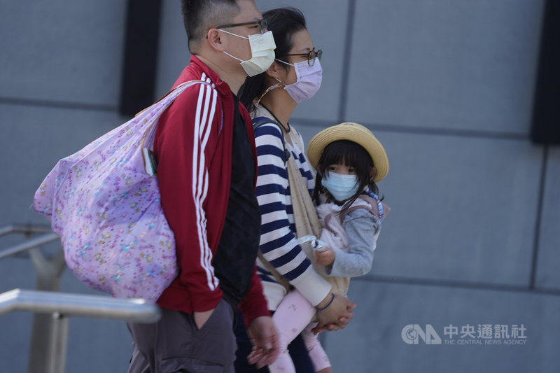 行政院4日拍板,育兒津貼將分兩階段提高發放額度,減輕家長育兒負擔;今年8月起,每月發放新台幣3500元;111年8月起,將達成總統宣示育兒津貼加倍目標,每月發放5000元,原應第3胎才會加碼1000元,提前到第2胎就加發,育兒津貼受惠人數預估將逾87萬人。中央社記者徐肇昌攝 110年2月4日