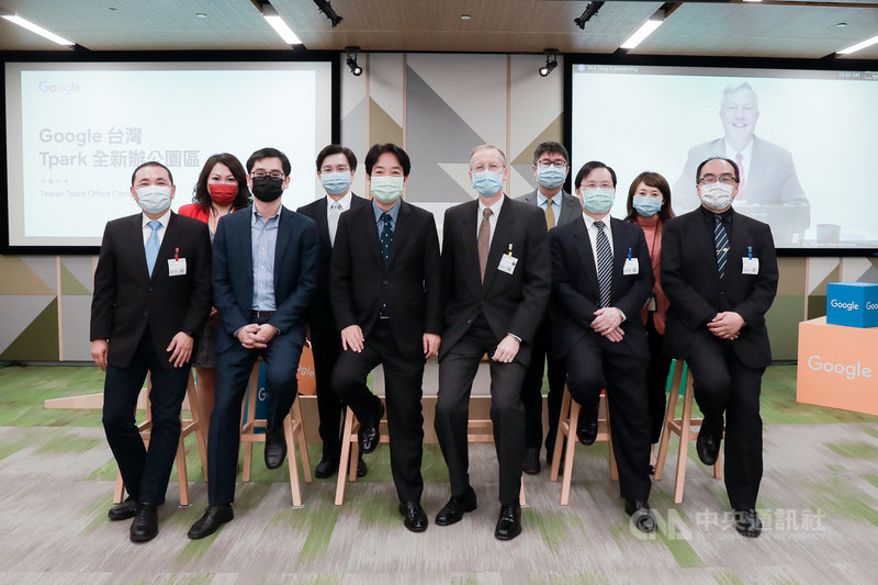 副總統賴清德(前左3)、美國在台協會台北辦事處長酈英傑(Brent Christensen)、新北市長侯友宜(前左1)同台出席「Google板橋全新辦公園區開幕活動」。 (總統府提供)中央社記者溫貴香傳真 110年2月4日