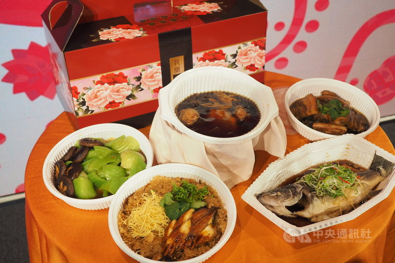 南投縣魚池鄉公所4日邀日月潭附近飯店、餐廳一起做公益,由主廚烹煮年菜,11日除夕中午將發送給鄉內300戶弱勢家庭,讓獨居長輩也有機會品嚐五星級飯店年菜。(魚池鄉公所提供)中央社記者蕭博陽南投縣傳真 110年2月4日