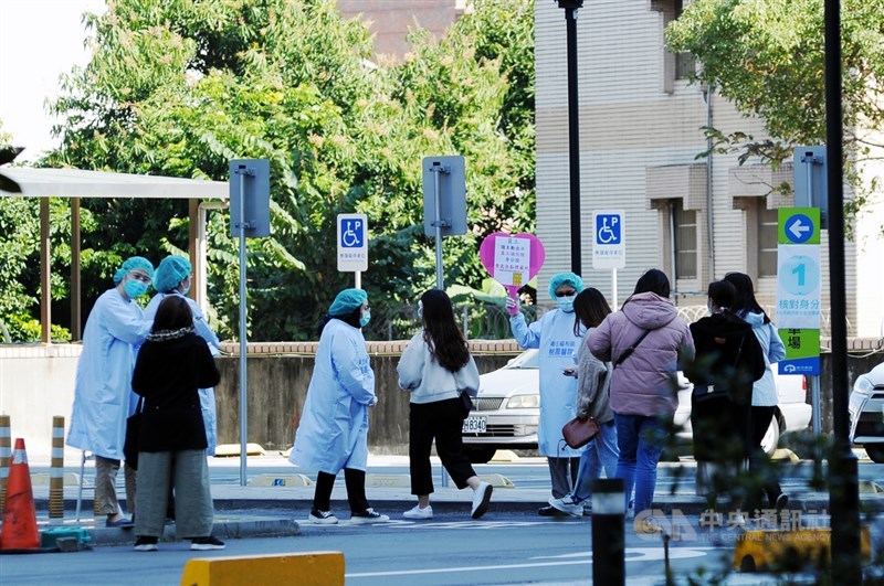 桃園醫院3日啟動清零計畫,對全院員工進行核酸檢驗(PCR),4日陸續有同仁前來採檢。中央社記者施宗暉攝 110年2月4日