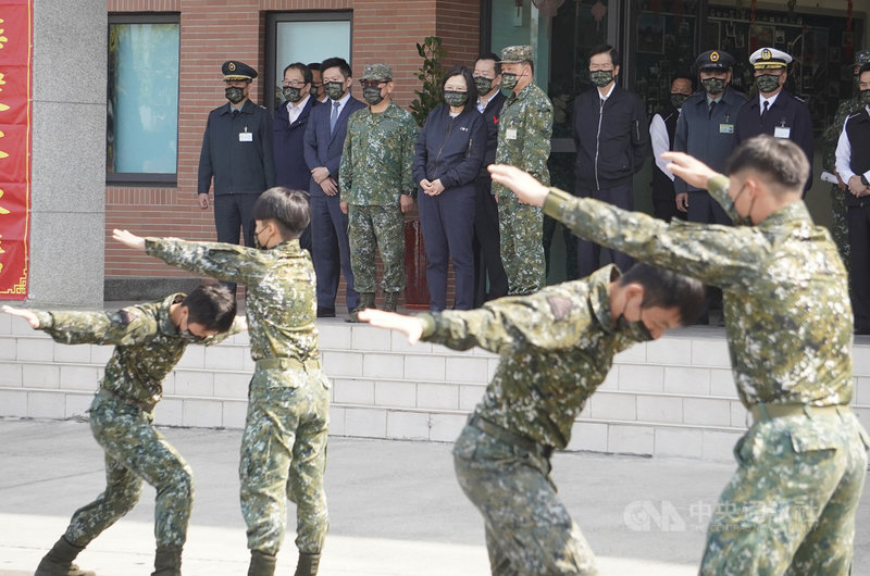 總統蔡英文(後排左5)4日南下高雄陸軍第8軍團裝甲564旅視導戰備部隊任務訓練操演,圖為564旅聯兵一營示範擒拿術。中央社記者董俊志攝 110年2月4日
