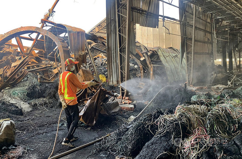 嘉義市青年街一間塑膠工廠3日清晨發生火警,至4日傍晚持續悶燒,現場除繼續殘火處理外,針對所引發的空氣污染及異味問題,嘉義市府也啟動抑塵除臭應變作為,盼能降低異味對周遭居民影響。中央社記者黃國芳攝 110年2月4日