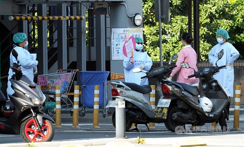 衛福部桃園醫院清零計畫啟動,在院內立體停車場設置採檢區,針對全院約2100多名員工、外包人員進行全面採檢,其中706名曾在高風險樓層活動的人員將進行血清抗體檢測。一名護理師4日下午抽空前往採檢。中央社記者施宗暉攝 110年2月4日