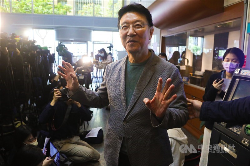 重回國民黨的資深媒體人趙少康(前)4日說,日前黨主席江啟臣在會面時向他表示會繼續選主席。中央社記者王騰毅攝 110年2月4日