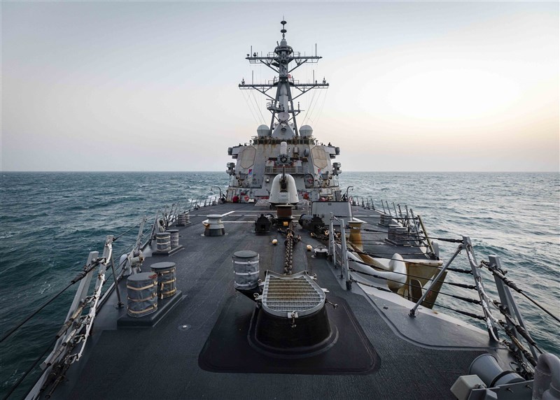 美軍證實,勃克級導向飛彈驅逐艦馬侃號通過台灣海峽;這是美國總統拜登就任以來,美海軍作戰艦首次通過台灣海峽。(圖取自U.S. 7th Fleet網頁c7f.navy.mil)