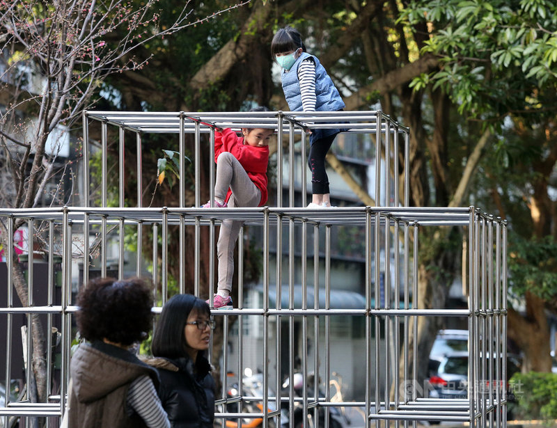 行政院4日拍板「0至6歲國家一起養」,育兒津貼從今年8月起,將從現行新台幣2500元提高到3500元,111年8月起就可達到5000元,盼減輕父母育兒負擔,其他相關政策方向還包括平價教保持續擴大、就學費用再降低等。中央社記者郭日曉攝 110年2月4日