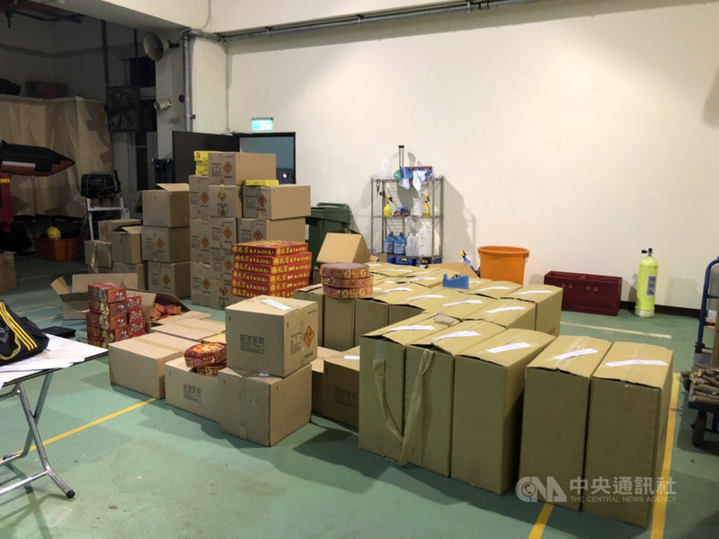 新北市樹林區一家佛具店囤放大量煙火爆竹,總重達711公斤,超過安全管制量,新北市消防局依法取締並將煙火沒入銷毀。(翻攝畫面)中央社記者沈佩瑤傳真 110年2月5日