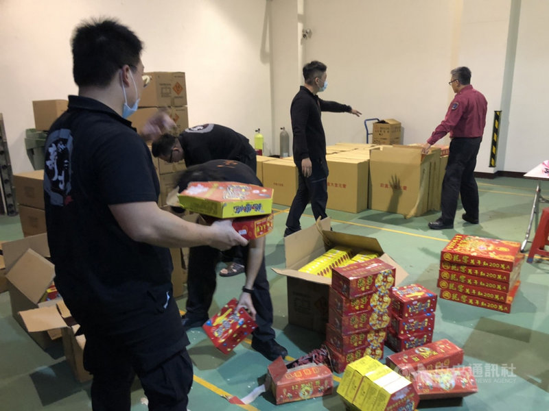 新北市消防局第五大隊近日在樹林區一家佛具店查獲大量煙火爆竹,總重量達711公斤,依爆竹煙火管理條例取締並沒入銷毀,最高可處30萬元以下罰鍰。(翻攝畫面)中央社記者沈佩瑤傳真 110年2月5日