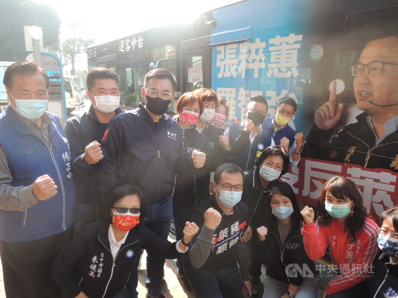 國民黨革實院長羅智強(前排左2)5日在台中市舉辦「公投反萊豬公車台中上路記者會」,國民黨主席江啟臣(後左3)也與黨籍台中市議員到場支持。中央社記者郝雪卿攝 110年2月5日