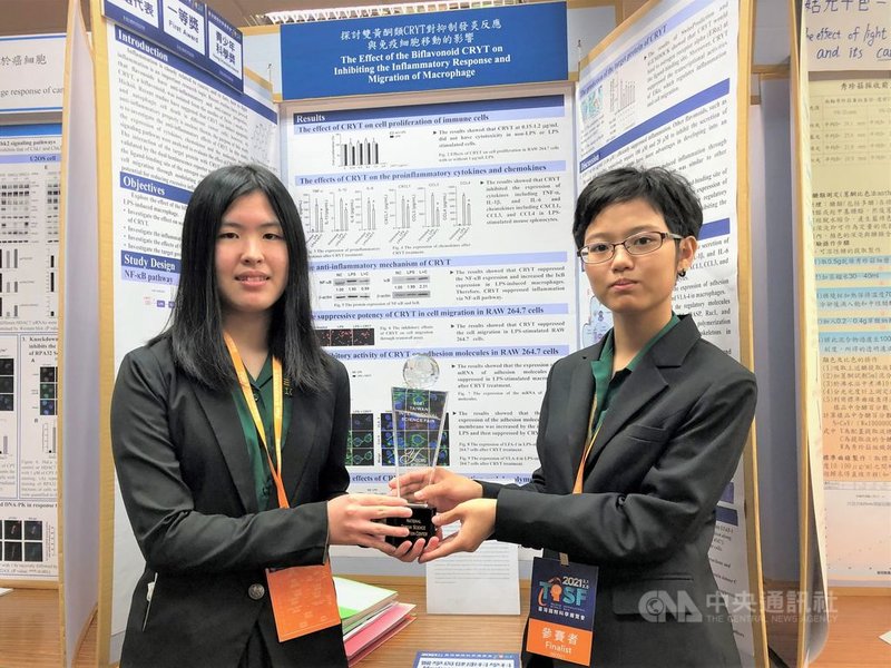 2021年台灣國際科學展覽會5日舉辦頒獎典禮,北一女中學生陳芊睿(左)、葉芸廷(右)獲「青少年科學獎」。中央社記者陳至中台北攝 110年2月5日