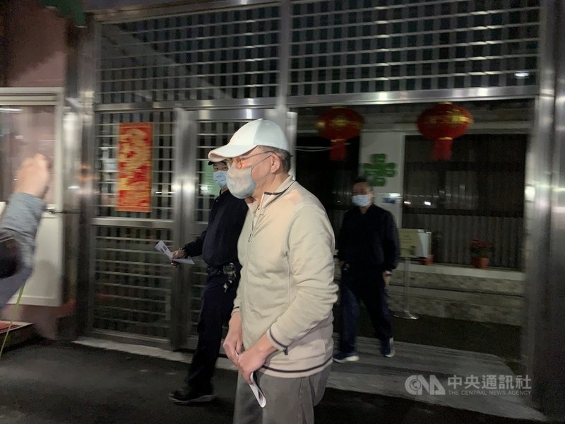 前立法委員高志鵬(中前)因圖利罪遭判刑4年6個月,執行刑期過半獲法務部核准假釋,5日傍晚步出法務部矯正署八德外役監獄。中央社記者葉臻攝 110年2月5日