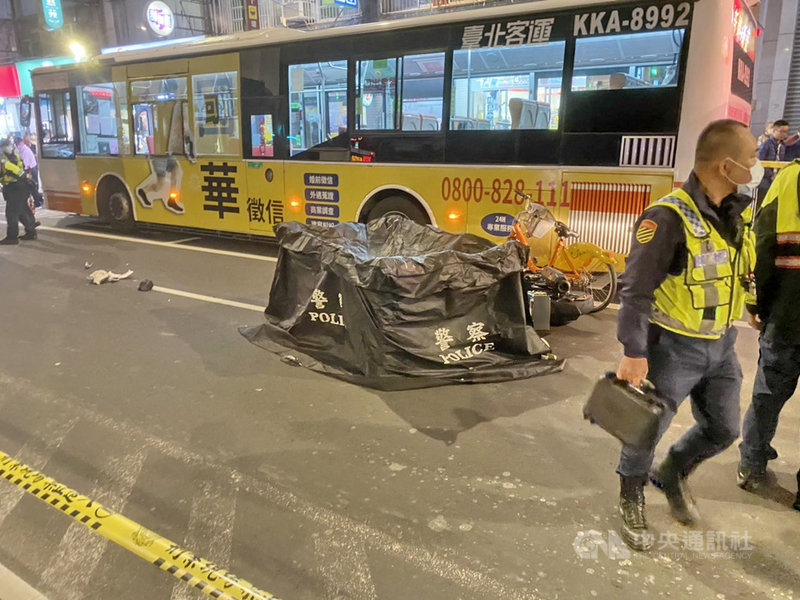新北市板橋區5日晚間發生死亡車禍,機車疑先與腳踏車碰撞後,重心不穩再與公車擦撞倒地,機車騎士遭另輛聯結車輾壓死亡。確實死因,警方將報請檢方相驗、偵查。(民眾提供)中央社記者黃旭昇新北傳真 110年2月5日