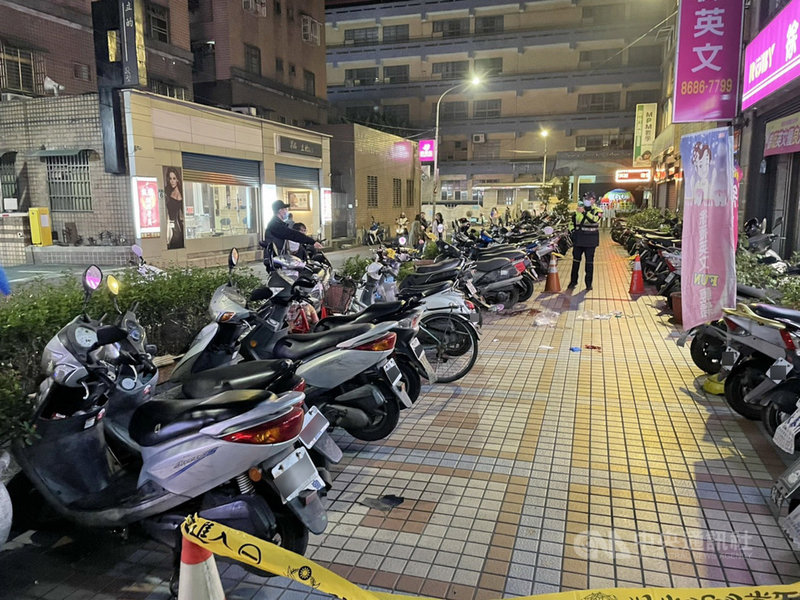 新北市樹林區太元街1處社區大樓5日晚間發生墜樓意外,1名女子疑從11樓墜落後,壓到1名路過男子,2人送醫後,女子不治、男子重傷。事發原因,警方調查中。(民眾提供)中央社記者黃旭昇新北傳真 110年2月5日