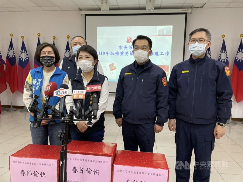 台中市南屯區一名女子在居家檢疫期間2度讓男友到住處留宿,遭重罰新台幣20萬元,台中市長盧秀燕(右3)5日表示,若因少數人明知故犯,違反規定而造成破口或風險,實在是對不起所有防疫人員及市民朋友。(台中市政府提供)中央社記者郝雪卿傳真 110年2月5日
