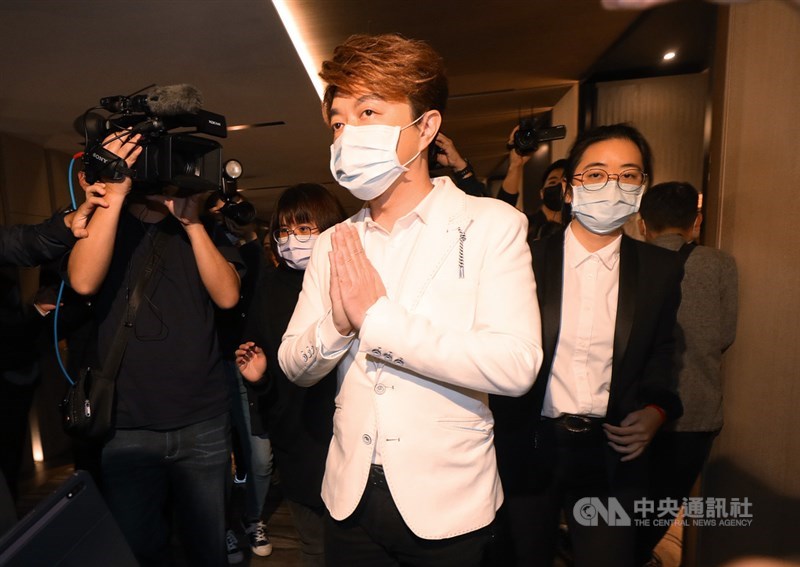 「雞排妹」鄭家純日前稱主持時遭公司老闆及歌手翁立友性騷擾。翁立友(前中)5日下午偕同律師召開聲明記者會,穿著白西裝、雙手合十入場,強調自己是受害者。中央社記者裴禛攝 110年2月5日