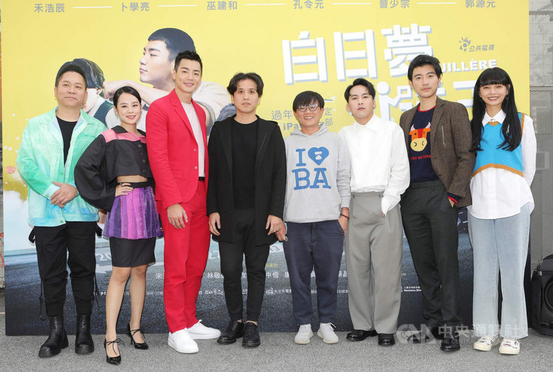 公視賀歲喜劇「白日夢外送王」4日舉辦首映記者會,導演洪子烜(左4)、製作人童思玫(左5),率演員卜學亮(左起)、孔令元、禾浩辰、巫建和、曾少宗、郭源元出席。(公視提供)中央社記者葉冠吟傳真 110年2月5日