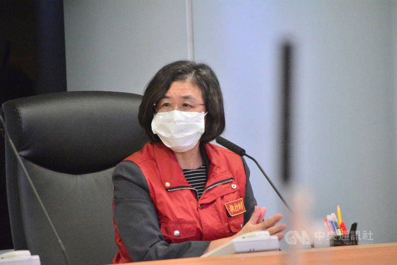 新北市衛生局長陳潤秋(圖)5日在防疫會議報告,台灣獲配武漢肺炎疫苗後,將依1月26日專家會議的建議,各款疫苗接種作業均採預約方式;將開設「新冠病毒疫苗」特別門診,與看診的民眾分流,新北4.2萬名醫護優先接種。中央社記者黃旭昇新北攝 110年2月5日