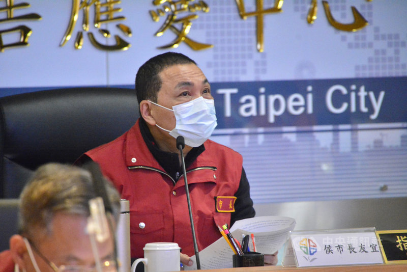 新北市長侯友宜5日上午主持防疫會議,指示工務局對社區住宅大樓宣導春節防疫重點,管委會管理室視情況設置防疫小站,為避免親友間串門子成為防疫破口,應強化社區自主防疫及住戶健康管理。中央社記者黃旭昇新北攝 110年2月5日