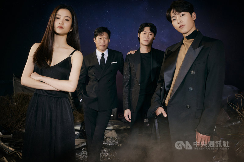 南韓科幻片「勝利號」由演員金泰梨(左起)、柳海真、陳善奎與宋仲基等人主演,日前接受台灣媒體視訊聯訪宣傳新片。(Netflix提供)中央社記者葉冠吟傳真 110年2月5日