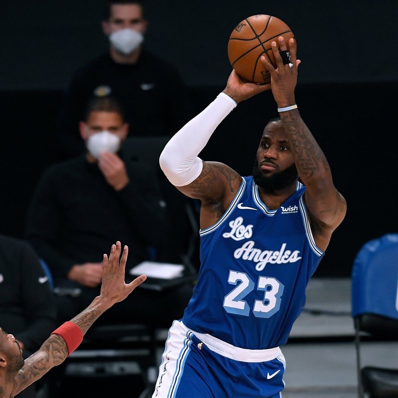 NBA洛杉磯湖人4日在主場迎戰來踢館的丹佛金塊，詹姆斯（前右）繳出27 分、10籃板與10助攻的大三元表現，加上湖人下半場力挽狂瀾，最後以114比93粉碎金塊。（twitter.com/NBA）