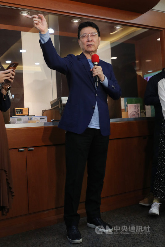 中廣董事長趙少康(圖)5日在台北接受媒體訪問,呼籲北京及香港政府,讓香港壹傳媒集團創辦人黎智英保釋回家過年。中央社記者裴禛攝 110年2月5日