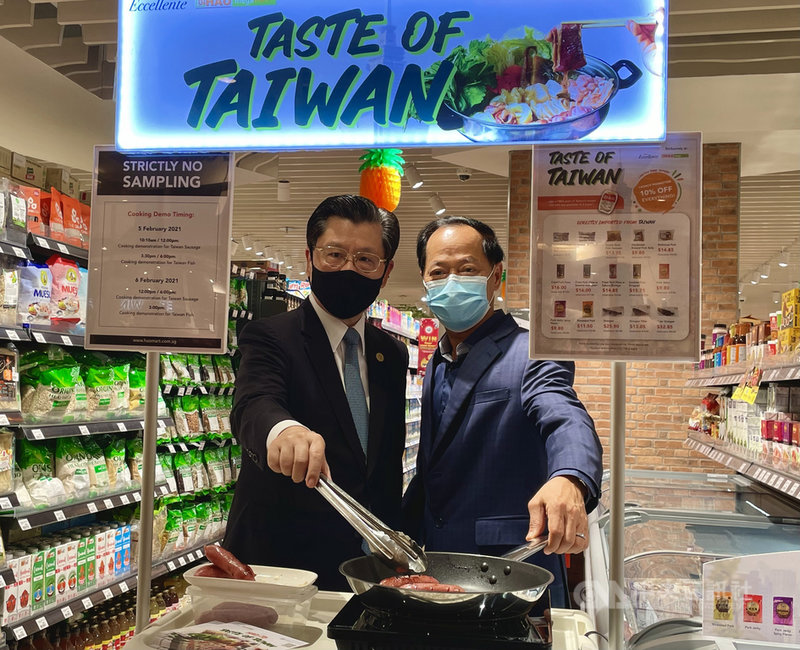 駐新加坡代表梁國新(左)5日出席一場冷凍台灣豬肉及漁產品拓銷會,與星國超市業者代表陳錦榮合影。中央社記者侯姿瑩新加坡攝 110年2月5日